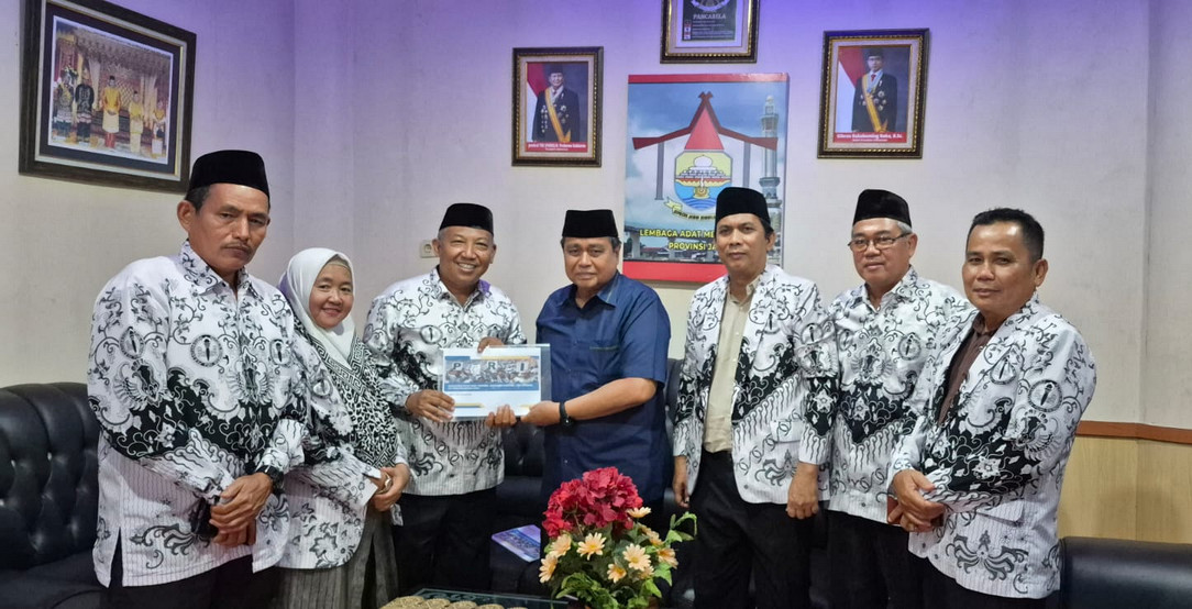 Audiensi Pengurus PGRI Provinsi Jambi dengan H. Hasan Basri Agus