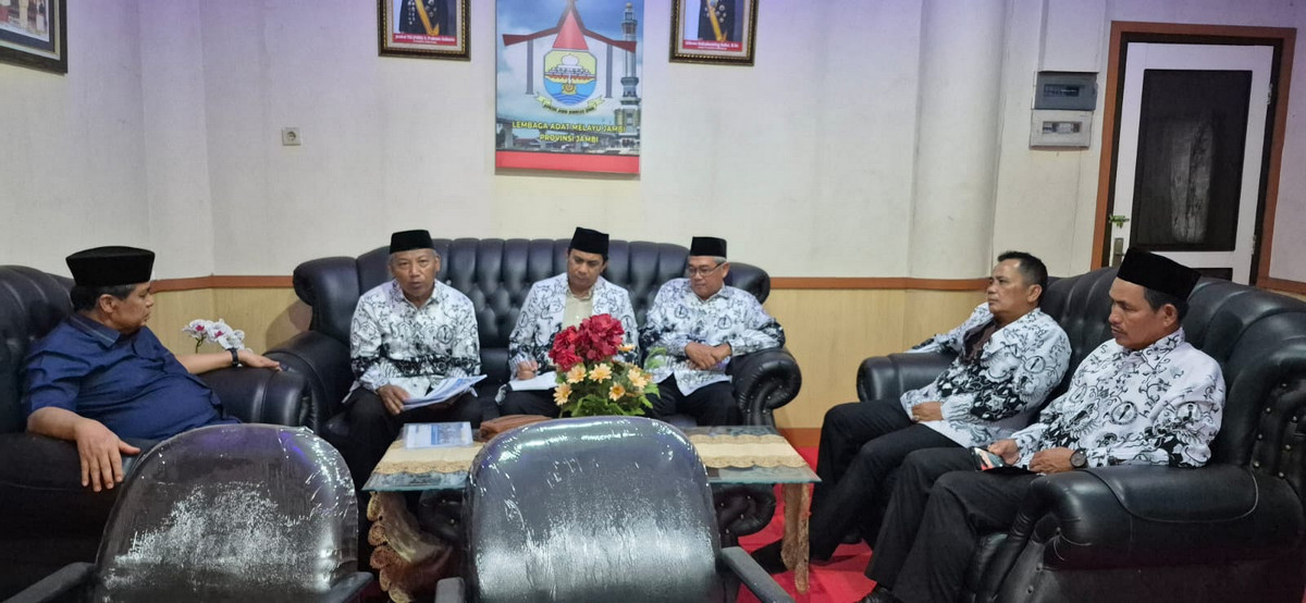 Ketua PGRI Provinsi Jambi menyampaikan sambutan didampingi jajaran pengurus